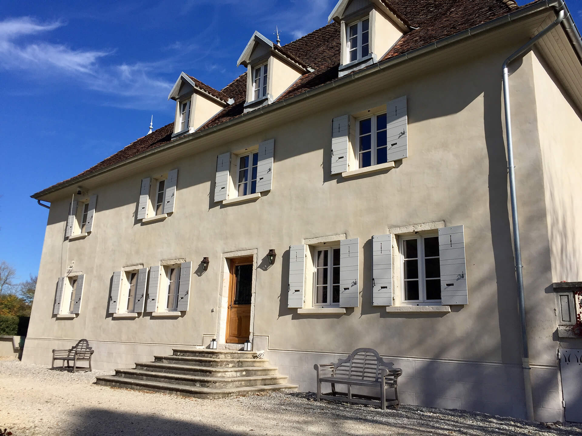 badigeon de chaux naturelle sur façade, création de faux-appareillages en pierre en soubassement, restauration des patines des peintures des jacobines