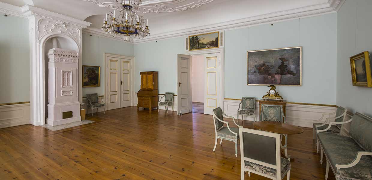 salon ancien avec cieux parquet vitrifié