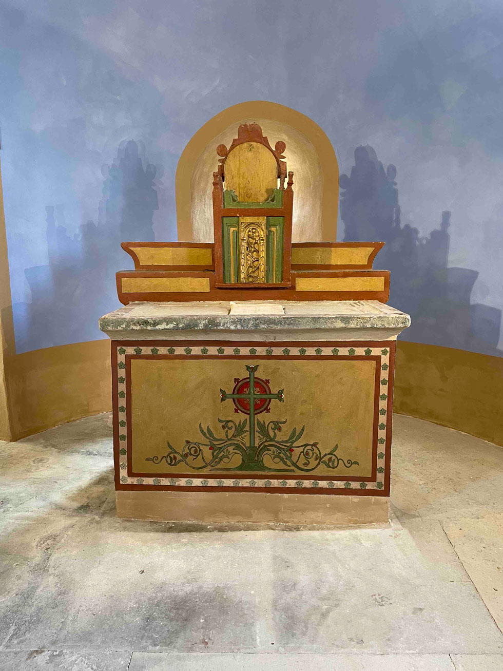 autel d'église complétement restauré